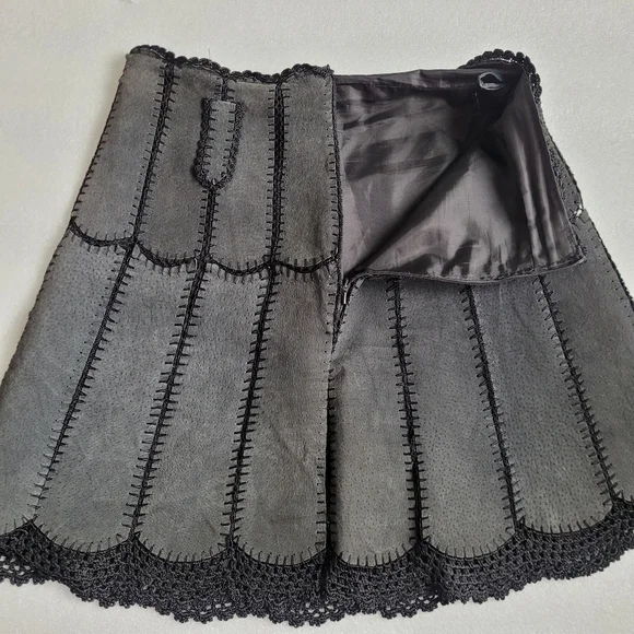 Vintage Black Suede Patchwork Miniskirt With Crochet Lace Trim 70s Boho 38 EU 6 - Picture 7 of 15